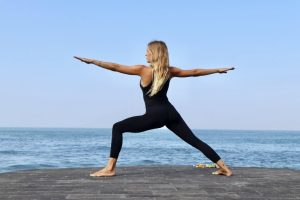 yoga <img src="imagen1.jpg" alt="Persona practicando YOGA en la playa en la postura del Guerrero">